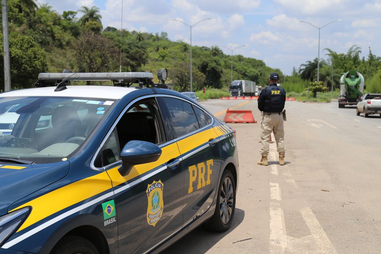 A Polícia Rodoviária Federal identificou o motorista da carreta que foi responsável pela morte de um assessor parlamentar na BR-381, em São Gonçalo do Rio Abaixo (MG).