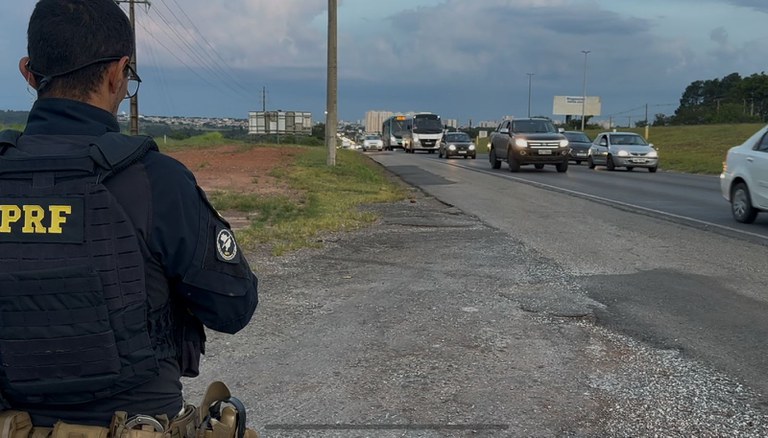 A Polícia Rodoviária Federal intensifica a fiscalização na BR-070 para combater o uso irregular do acostamento.