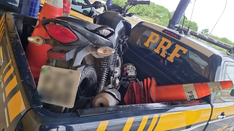 A Polícia Rodoviária Federal na Paraíba recupera motocicleta roubada, flagra motoristas embriagados e prende indivíduo foragido da Justiça.