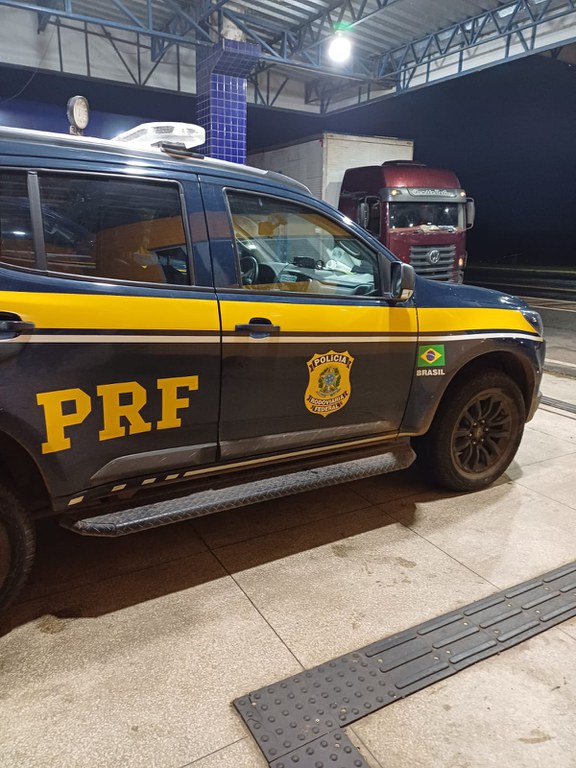 A Polícia Rodoviária Federal prende condutor embriagado em Piripiri.