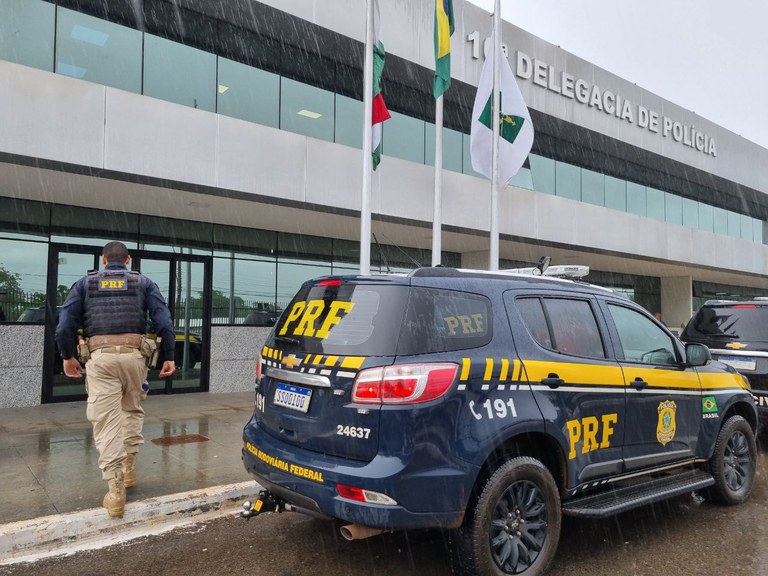 A Polícia Rodoviária Federal prende indivíduo procurado pela justiça na BR-020.