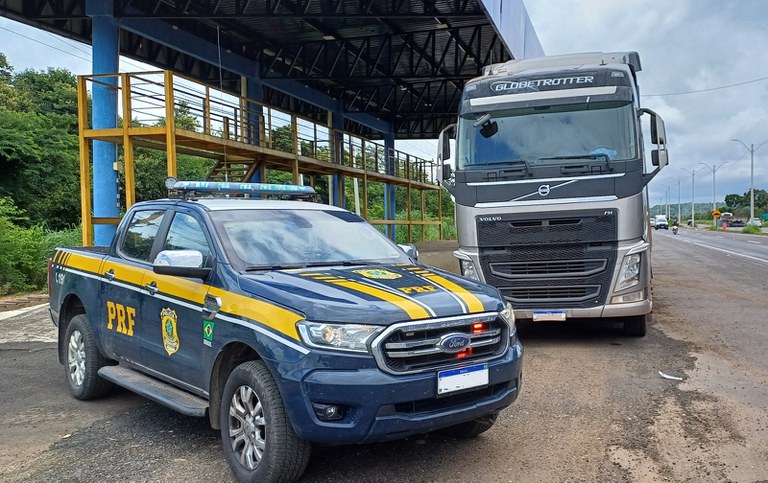 A Polícia Rodoviária Federal prende motorista de carga embriagado em Teresina, Piauí.