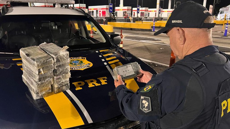 A Polícia Rodoviária Federal prende um casal que estava transportando quase 14 kg de crack na Via Dutra, em Jacareí/SP.