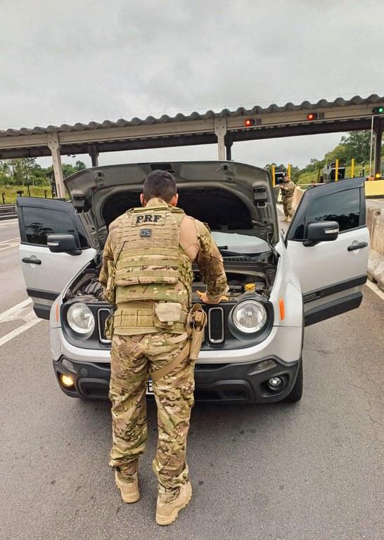 A Polícia Rodoviária Federal prende um indivíduo com um veículo roubado em Cajati, no estado de São Paulo.