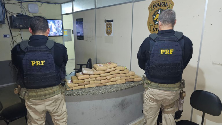 A Polícia Rodoviária Federal prendeu um trio e apreendeu 30 kg de Skunk na BR 304, em Riachuelo/RN.