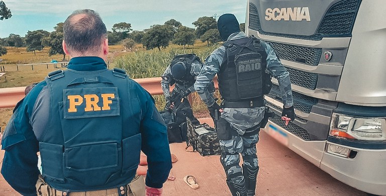 A Polícia Rodoviária Federal (PRF) apreendeu 101 tabletes de cocaína e pasta base em Santo Antônio de Leverger, no estado do Mato Grosso.