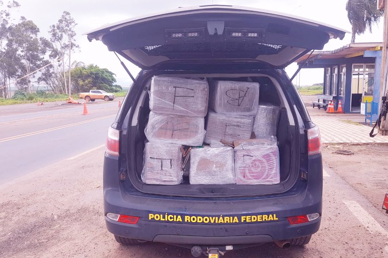 A Polícia Rodoviária Federal (PRF) apreendeu mais de 370 kg de drogas em Alto Garças, no estado de Mato Grosso.