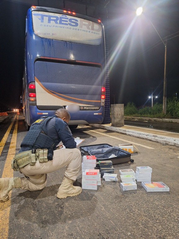 A Polícia Rodoviária Federal (PRF) confiscou iPhones, outros eletrônicos e garrafas de vinho de origem estrangeira em um ônibus na rodovia BR 230, próximo a Floriano.