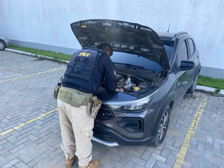 A Polícia Rodoviária Federal (PRF) detém indivíduo por receptação e adulteração de veículo automotor em Rio Largo, Alagoas.