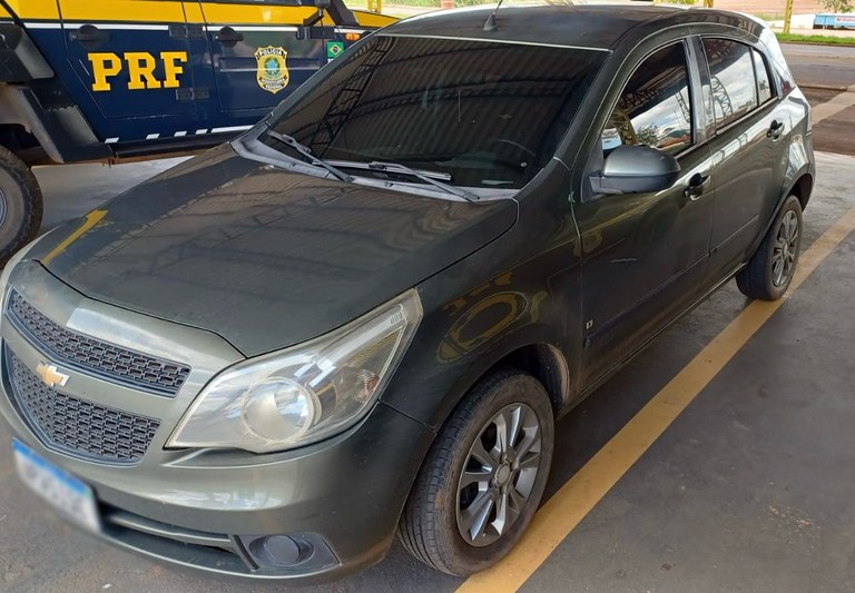 A Polícia Rodoviária Federal (PRF) detém motorista por alteração de placa na rodovia BR-174, em Vale de São Domingos, no estado de Mato Grosso.