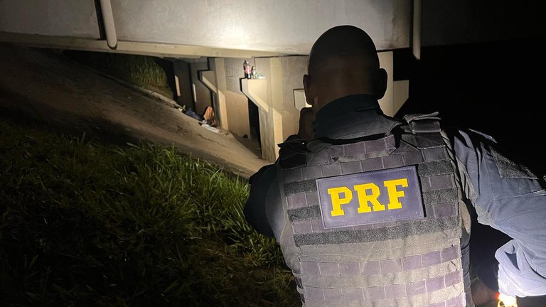 A Polícia Rodoviária Federal (PRF) prende um pedreiro suspeito de cometer abusos e violência doméstica por 21 anos.