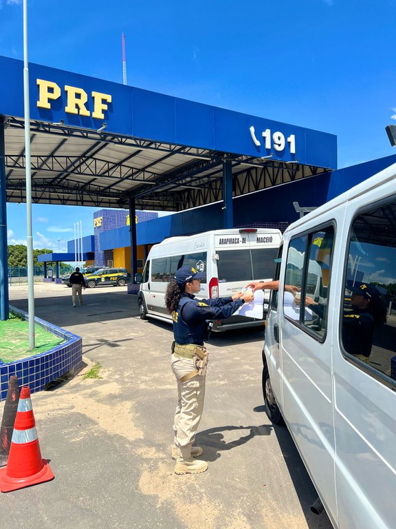 A Polícia Rodoviária Federal realiza a operação ROSAS DE AÇO e captura um indivíduo procurado pela justiça em Palmeira dos Índios, estado de Alagoas.