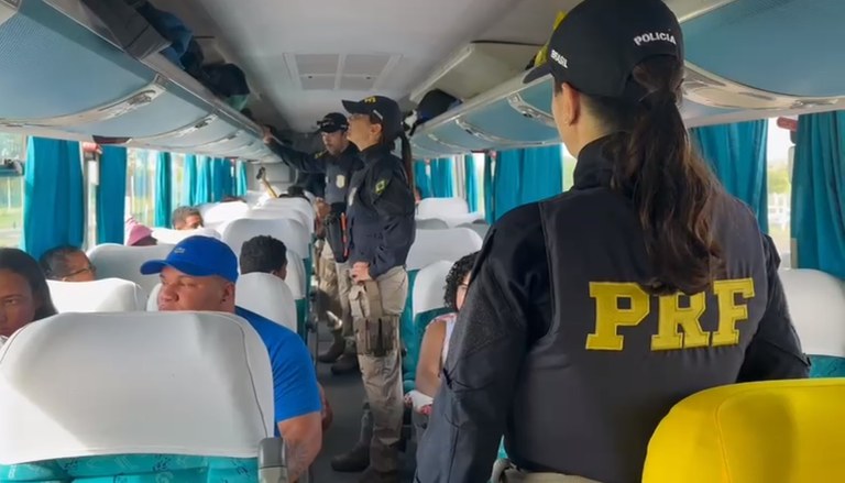 A Polícia Rodoviária Federal realiza a Operação “Rosas de Aço” no Ceará durante o Dia Internacional da Mulher.