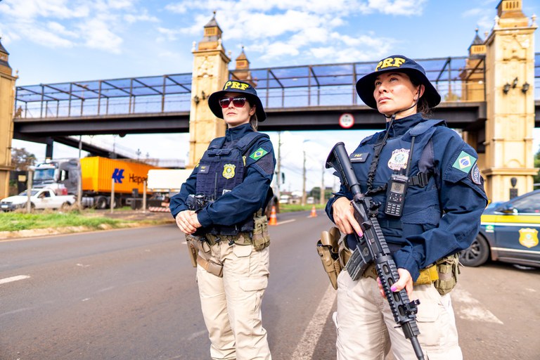 A Polícia Rodoviária Federal realiza uma operação em Londrina (PR) com a participação exclusiva de policiais femininas.