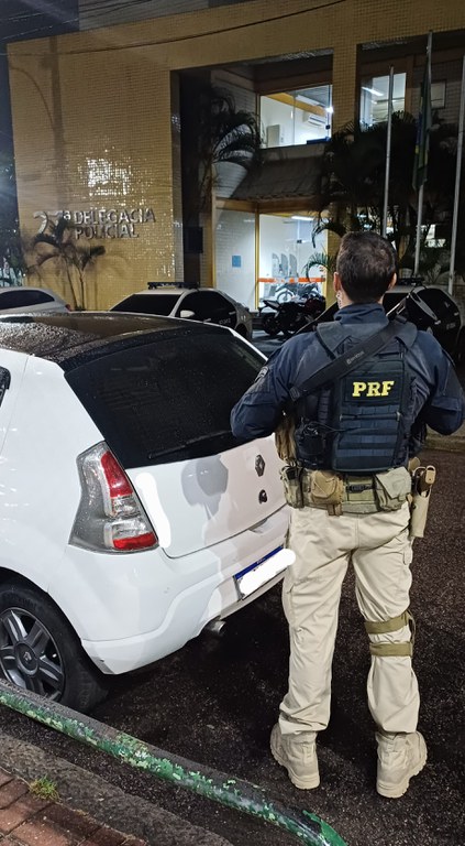 A Polícia Rodoviária Federal recupera automóvel clonado no estado do Rio de Janeiro.