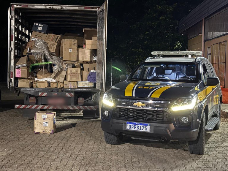 A Polícia Rodoviária Federal recupera carga furtada e detém indivíduo em Montes Claros/MG.