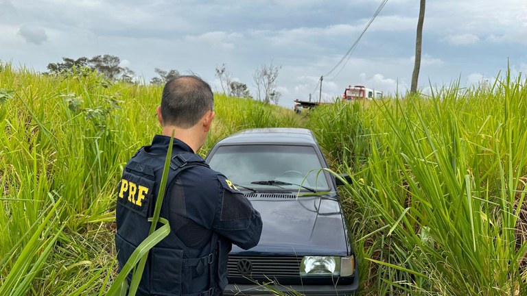 A Polícia Rodoviária Federal recupera carro roubado em Marília.