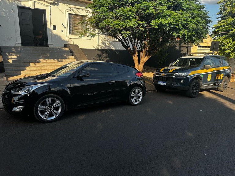 A Polícia Rodoviária Federal recupera dois veículos com ocorrência de furto/roubo em menos de 6 horas na BR-153, próximo a São José do Rio Preto.