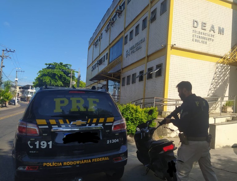 A Polícia Rodoviária Federal recupera moto furtada na Dutra.