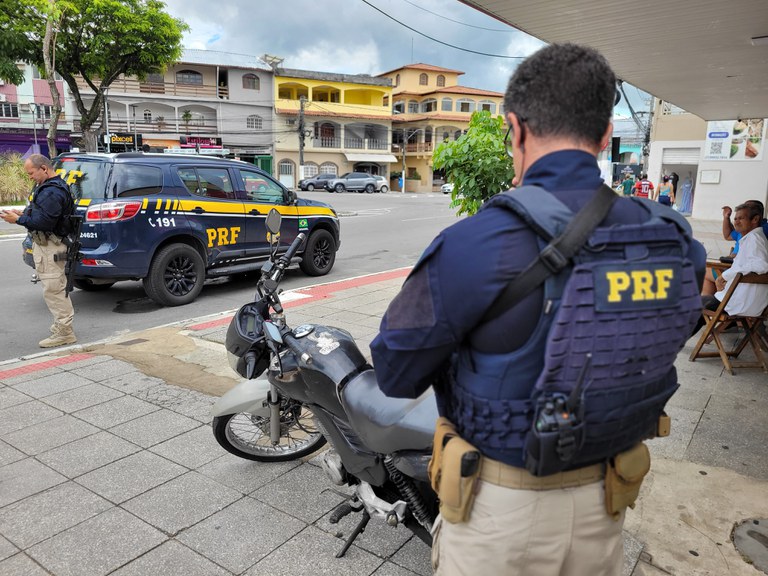 A Polícia Rodoviária Federal recupera motocicleta falsificada em Serra, no estado do Espírito Santo.