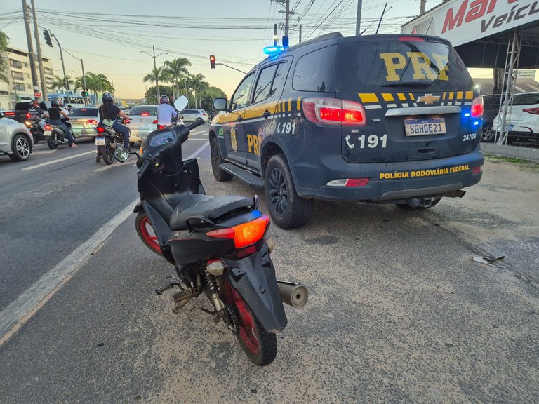 A Polícia Rodoviária Federal recupera motocicleta roubada em Linhares, no estado do Espírito Santo.