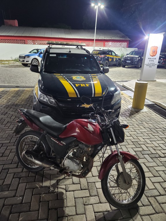 A Polícia Rodoviária Federal recupera motocicleta roubada em Senhor do Bonfim, Bahia.