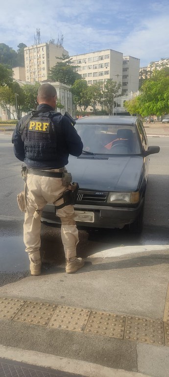 A Polícia Rodoviária Federal recupera um carro furtado em Niterói.