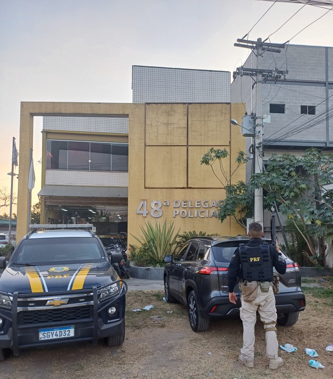 A Polícia Rodoviária Federal recupera um carro roubado em Seropédica.