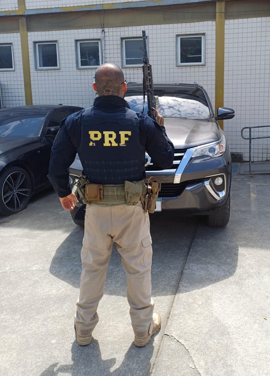 A Polícia Rodoviária Federal recupera um veículo furtado na Dutra.