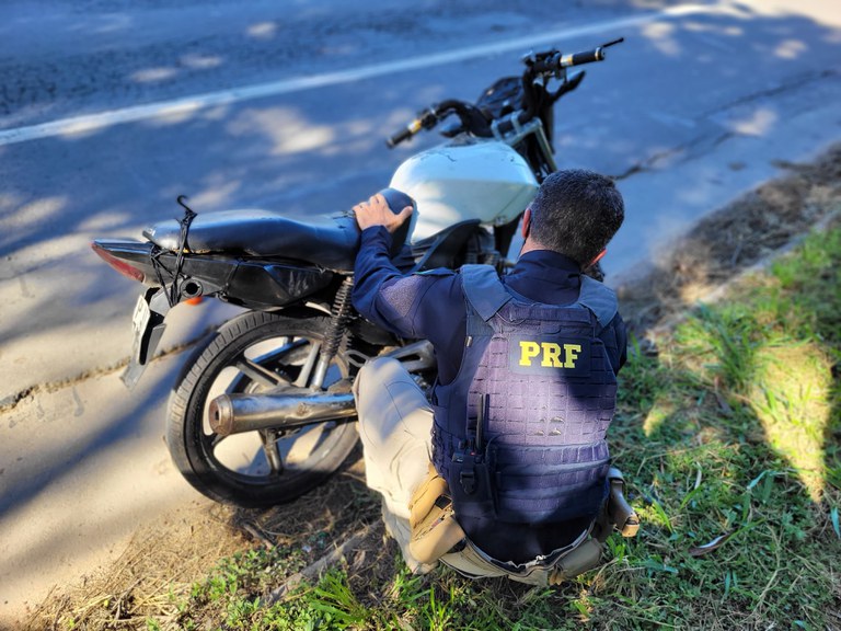 A Polícia Rodoviária Federal recupera uma motocicleta clonada na cidade de Serra.