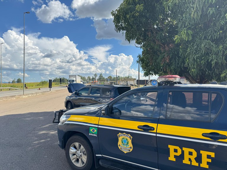 A Polícia Rodoviária Federal recupera veículo clonado e detém condutor na rodovia BR-381.