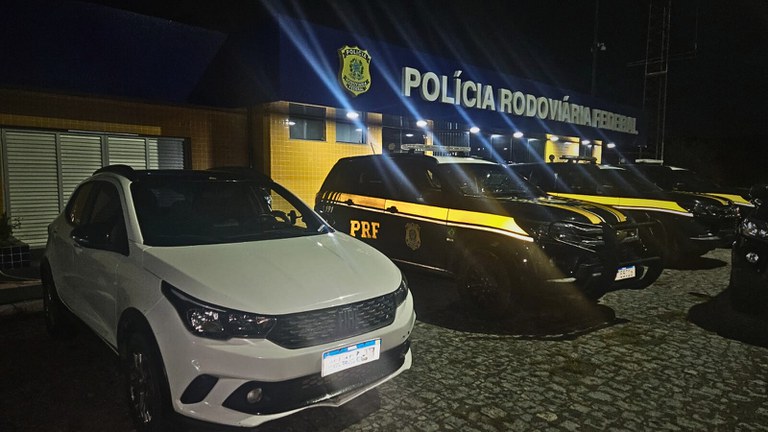 A Polícia Rodoviária Federal recupera veículo roubado há um mês na BR-101 em Nossa Senhora do Socorro, SE.