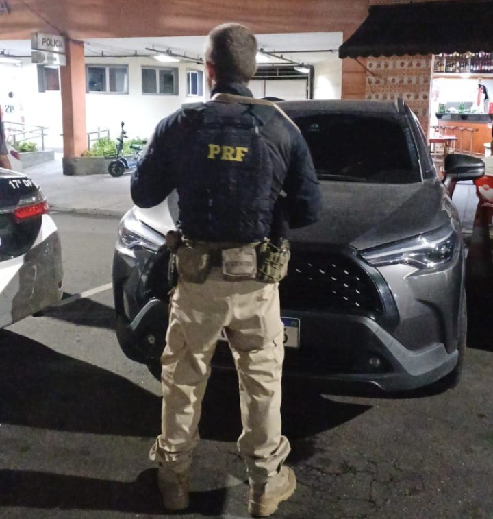 A Polícia Rodoviária Federal recupera veículo roubado na Ponte Rio-Niterói.