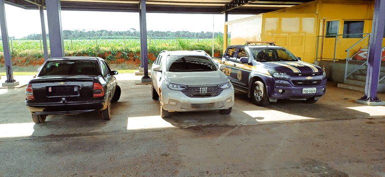 A Polícia Rodoviária Federal recuperou dois carros roubados em Guarantã do Norte, no estado de Mato Grosso.