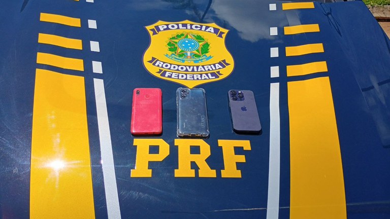 A Polícia Rodoviária Federal recuperou um celular roubado na BR 070, em Ceilândia.