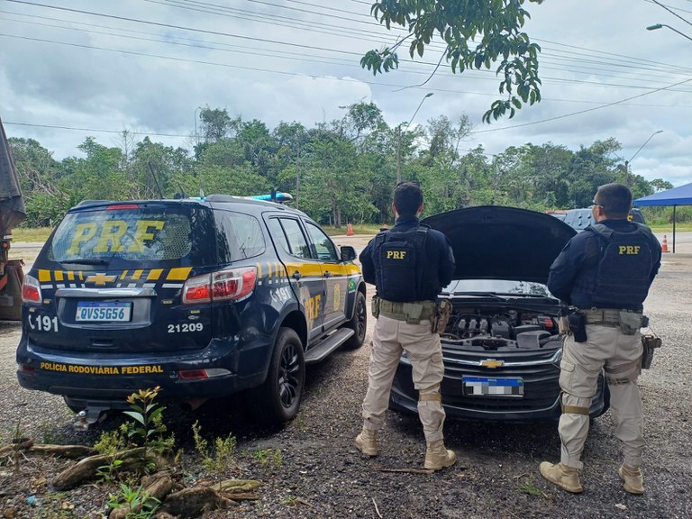 A Polícia Rodoviária Federal recuperou um veículo roubado em Castanhal, no estado do Pará.