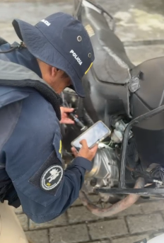 A Polícia Rodoviária Federal recuperou uma motocicleta furtada há quase oito anos em Parnamirim/RN.