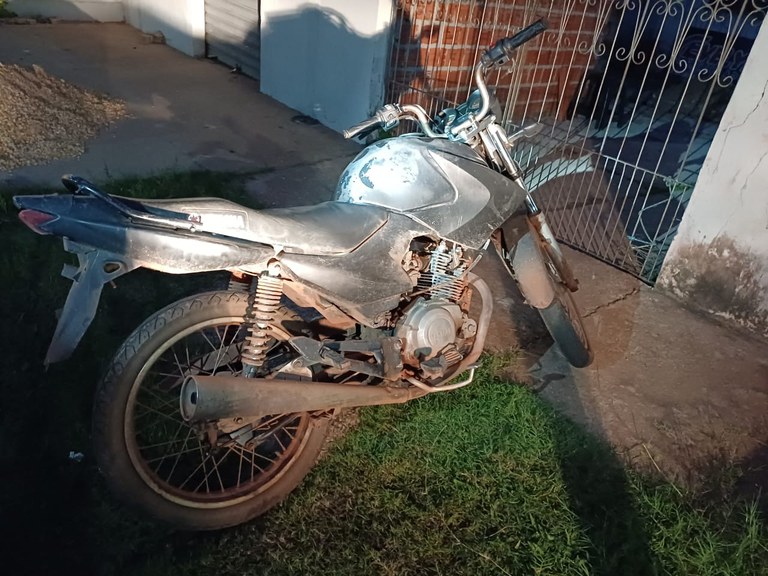 A PRF apreendeu uma motocicleta com motor furtado na BR-343, em Altos (PI).