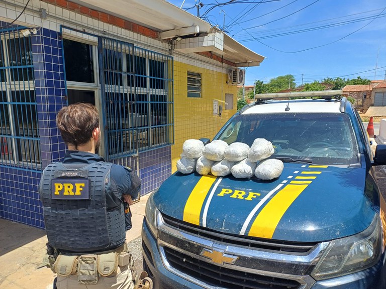 A PRF prendeu um casal com maconha na BR 316, em Floresta.