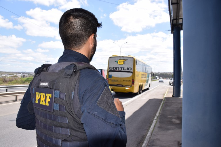 A PRF promove instruções educativas sobre transporte público de passageiros na Bahia.