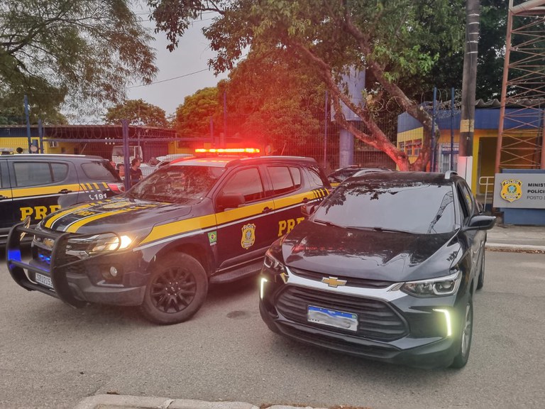 A PRF recupera carro roubado em Itaguaí.