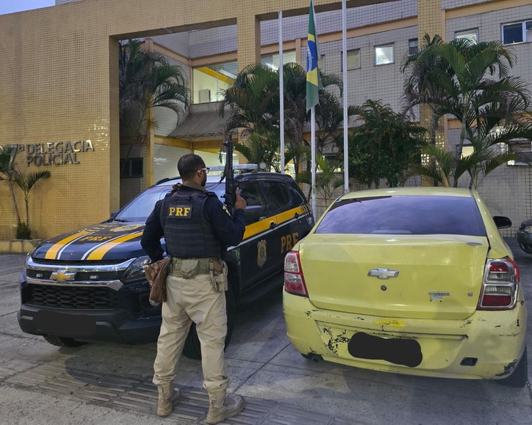 A PRF recupera carro roubado na rodovia Dutra.