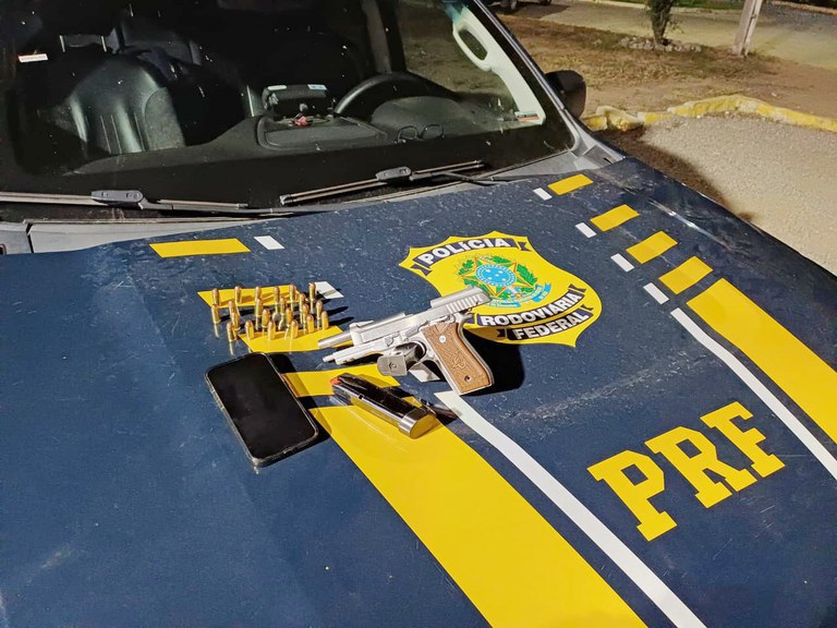 Após tentarem fugir, a PRF e o BIEsp capturam três suspeitos com uma pistola e um carro roubado em Caruaru.