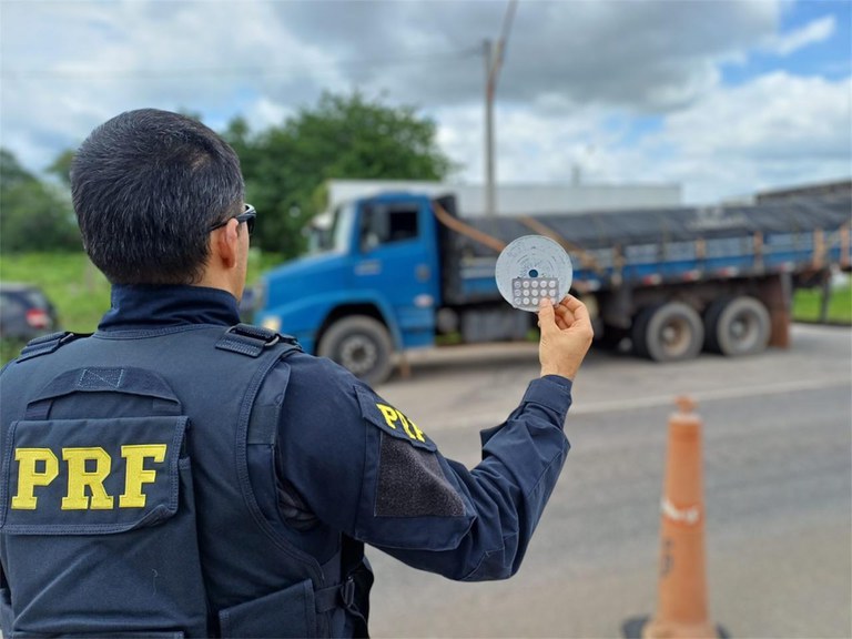 Camionheiro é flagrado com rebite na Rodovia BR-116 e admite: “Venho utilizando esta substância há três anos”.