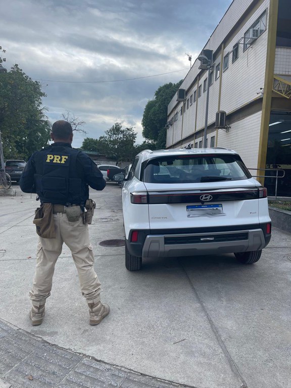 Carro clonado é resgatado em Seropédica.