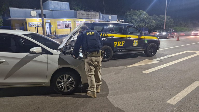 Carro Yaris foi roubado em Ouro Branco (MG) e é encontrado pela PRF na BR 381 em Sabará (MG)