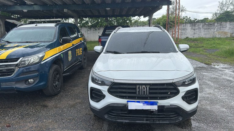 Dois suspeitos, um motorista de carro roubado e outro foragido por roubo, são detidos em Recife.