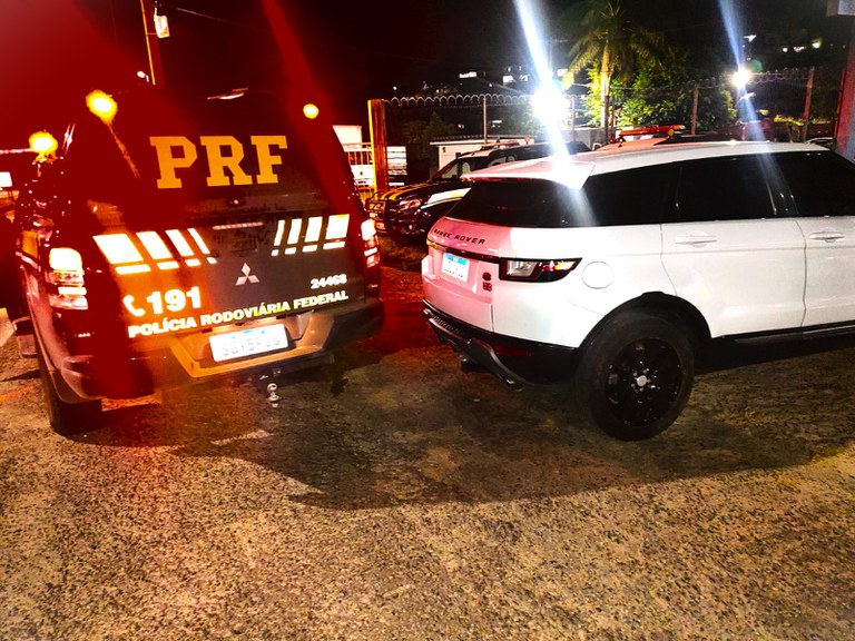 Durante a fiscalização em Simões Filho (BA), a Polícia Rodoviária Federal recupera Range Rover Evoque que havia sido roubada em Salvador.