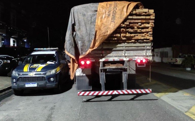 Durante a fiscalização na BR-316, em Capanema/PA, a PRF confiscou 23 metros cúbicos de madeira ilegal e anfetaminas.