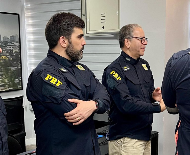 Durante a Operação Carnaval, o Superintendente da PRF-PE faz visita ao pessoal em serviço.